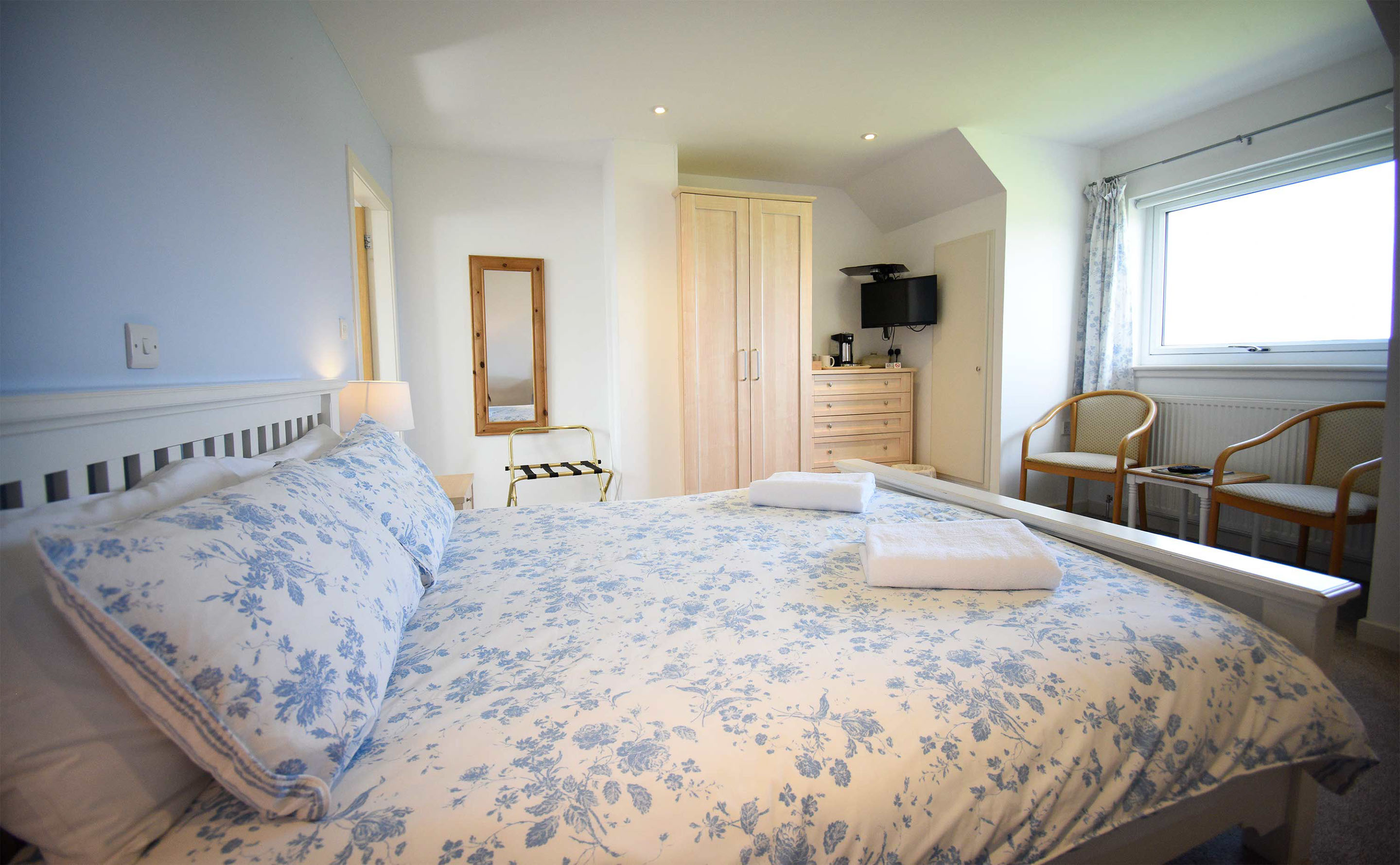 Smiddy Croft bed and breakfast accommodation in Broadford conains King size double beds with widescreen Smart Tvs and sea views